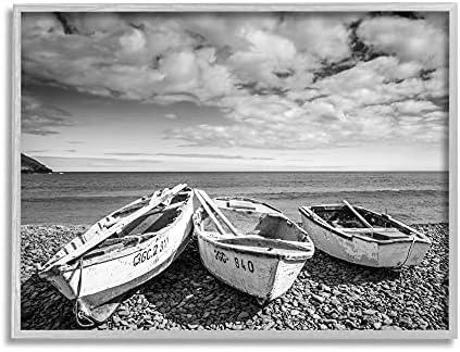 Stupell Industries Vintage Rowboats na Rocky Beach Shore Nautical Photography, koju je dizajnirala Danita Delimont Grey Framed
