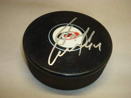 J Harrison potpisao je hokejaški pak Carolina Hurricanes s 1A-NHL Pakom s autogramom