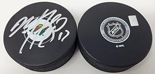 Marcus Foligno potpisao je pak s NHL logotipom divljina u Minnesoti