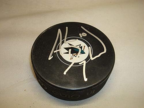 Andrija Desjardins potpisao je hokejaški pak San Jose Sharks s 1A-NHL Pakom s autogramima