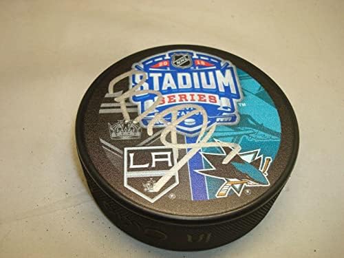 Brenden Dillon potpisao je ugovor sa San Jose Sharksom za seriju stadiona 2015. godine hokejski pak 1a - NHL Pakovi s autogramima