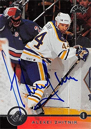 Alexei Zhitnik s autogramiranim hokejaškim kartama 1996. Leaf 155 - Hokejske ploče s autogramima