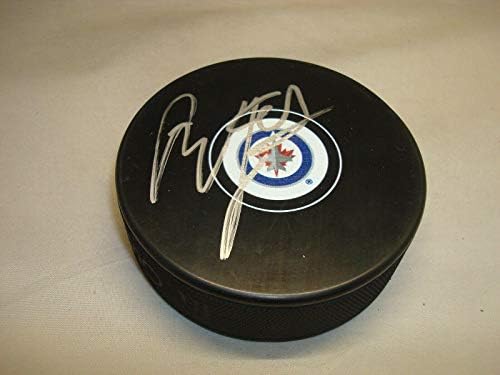 Tajler Majers potpisao je hokejski pak Vinnipeg Jets s autogramom 1-a-NHL Pak s autogramom