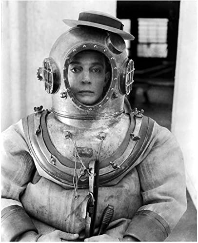 Buster Keaton nosi svemirsko odijelo i spreman je za ronjenje fotografija veličine 8 inča 10 inča